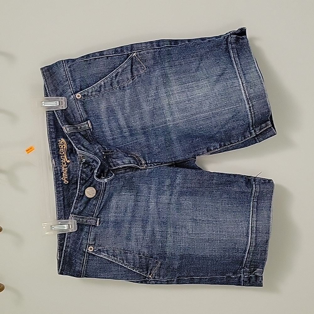Womens low rise American Eagle 9" denim shorts- Sz 4- 9"